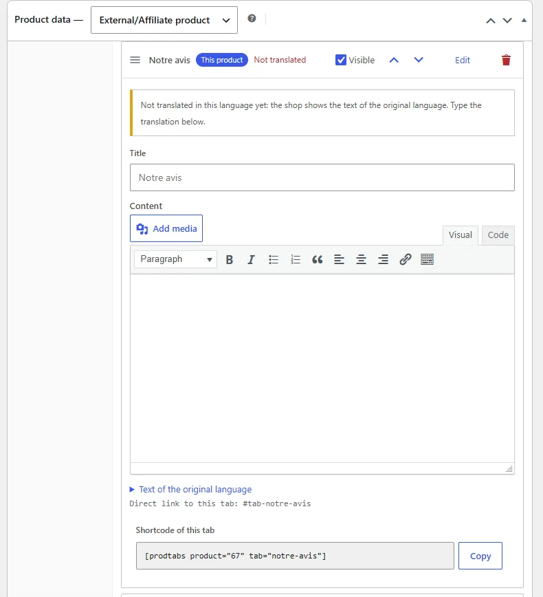 Tabs panel in the translation of a WooCommerce product. The Notre avis tab carries the labels This product and Not translated, with the Visible box ticked and arrows to move it. A yellow notice says: Not translated in this language yet, the shop shows the text of the original language, type the translation below. Then come the Title field, an empty content editor, a collapsible Text of the original language link, the direct link #tab-notre-avis, and the tab's shortcode with a Copy button.