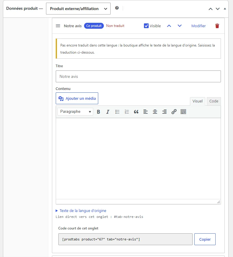 Panneau Onglets dans la traduction d'un produit WooCommerce. L'onglet Notre avis porte les étiquettes Ce produit et Non traduit, avec la case Visible cochée et les flèches pour le déplacer. Un avis jaune dit : Pas encore traduit dans cette langue, la boutique affiche le texte de la langue d'origine, saisissez la traduction ci-dessous. Suivent le champ Titre, un éditeur de contenu vide, un lien dépliable Texte de la langue d'origine, le lien direct #tab-notre-avis et le code court de l'onglet avec un bouton Copier.